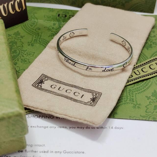 Gucci 这款biind For Love系列镌刻标志性的gucci图案 其中包括眼睛 心 鸟 花朵和短语 Blind For Love 窄版手镯