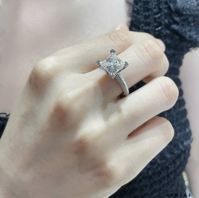 码数5678 白钻 卡地亚方钻戒指八心八箭高碳钻 夏季最受欢迎的一款戒指 近年来很火 高碳钻微镶嵌材质 一样的工艺 不一样的价格 真金质感