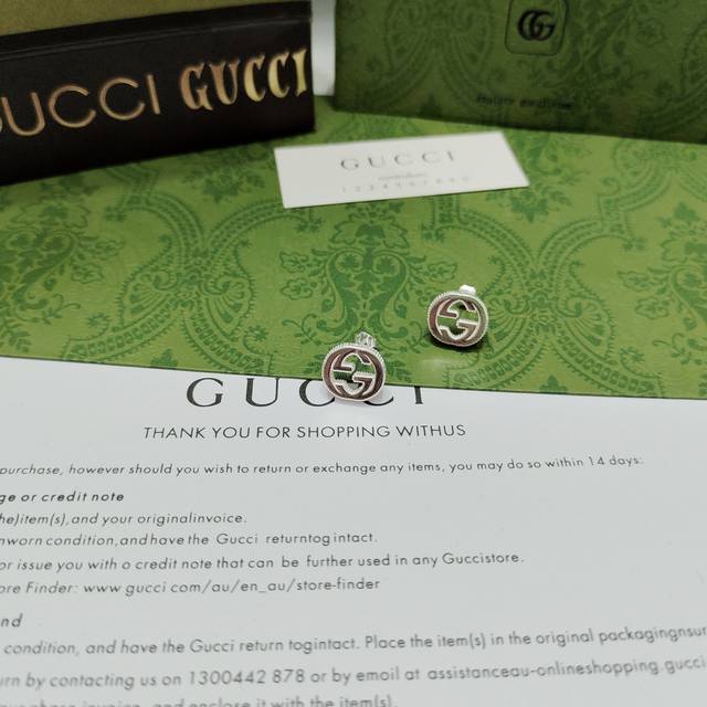 Gucci这款互扣式双g自引入起便是具有代表性的标志之一 标志醒目别致 配以织纹轮廓