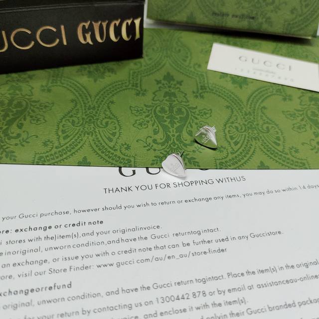 Gucci这款耳环别具特色的心行细节演绎着浪漫的美学理念 Gucci标识则为锦上添花之笔