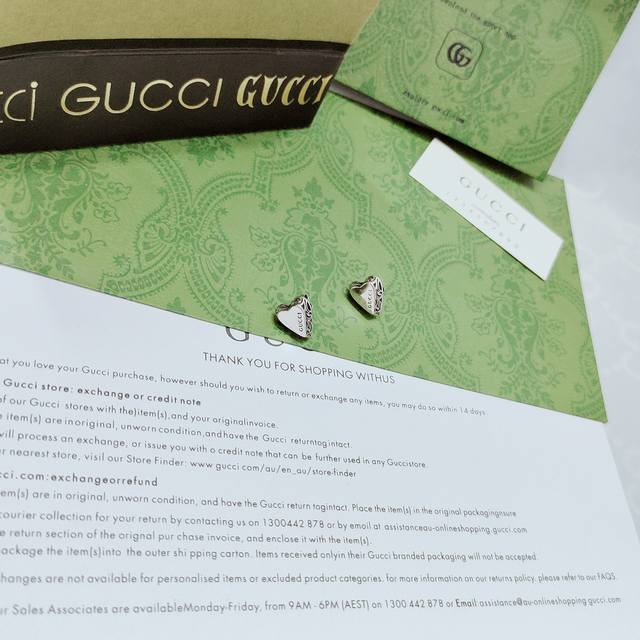 Gucci这款耳环别具特色的心行细节演绎着浪漫的美学理念 边有花纹 Gucci标识则为锦上添花之笔