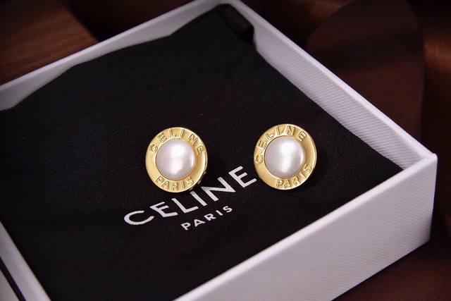 Celine 新款珍珠耳钉 与众不同的设计 个性十足 颠覆你对传统耳环的印象 使其魅力爆灯