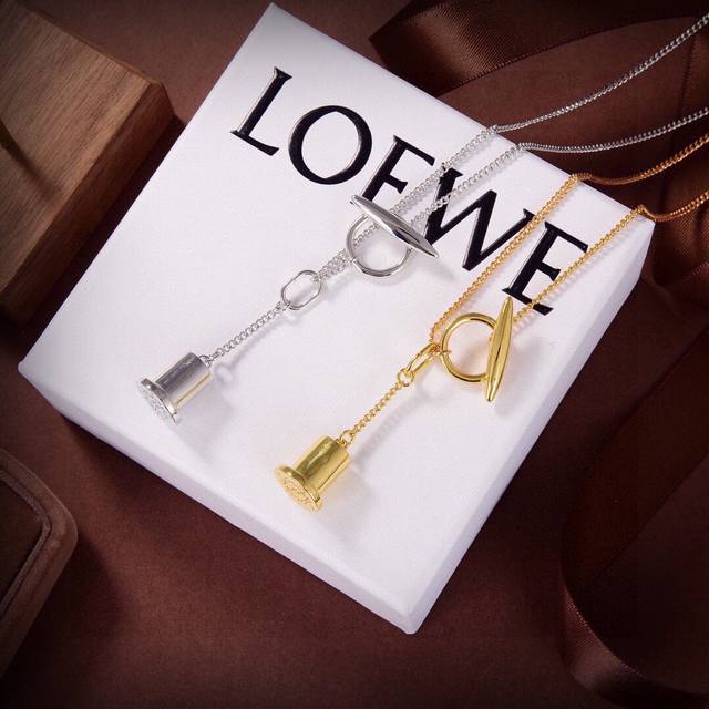 Loewe 罗意威 项链 经典loew Eanagramlogo设计 简约大气 优雅不凡 黄铜镀18K金