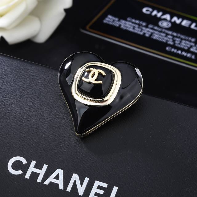 Chanel 香奈儿 新款胸针 每一个细节做工非常精细 这款设计非常美轮美奂 这款真的超级美超级仙 精致小姐姐必备