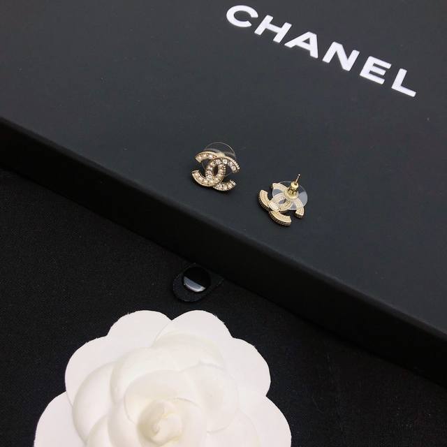 Chanel香奈儿 最新款耳钉 925纯银针 热销款 市面最高版本 专柜1:1款式开模 专柜原版同亚金材质.小香经典logo香奈儿女神必备