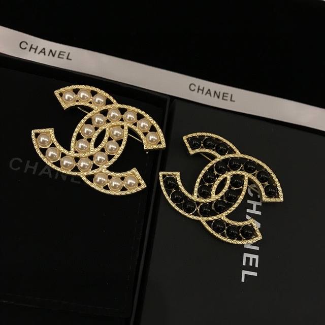 Chanel 22Ss New 专柜同步上市这款超漂亮的 今年最新款任意搭配都好看又是一款必火的经典款代工品质 做工精细胸针 是最懂女人的饰物 那些倾注了全部心