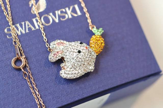 Swarovski 本命年 生肖兔 满钻萌兔系列项链 这款项链是您在兔年佩戴的可爱单品 悬挂于镀玫瑰金链上 可爱的链坠之上是一只小兔子追着一根胡萝卜 仿水晶通过
