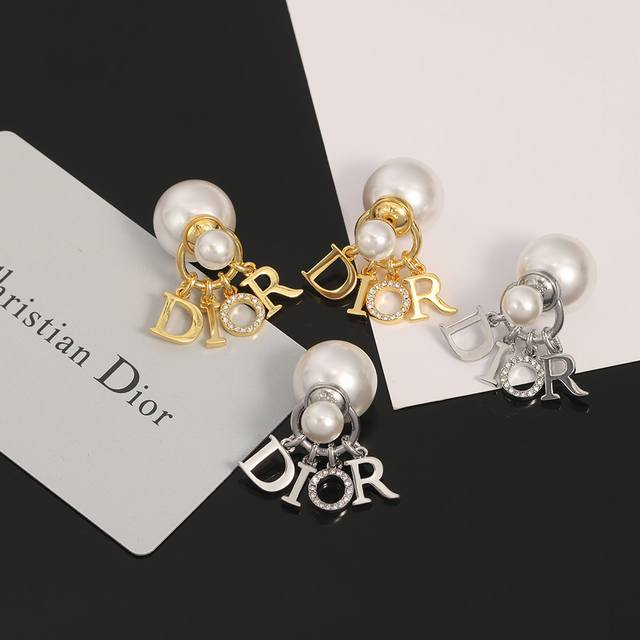 迪奥字母dior珍珠耳环 这款 Dior Tribales 耳环在 Dior 标志性款式的基础上演绎出新的风格 白色树脂珠饰悬挂着银色饰面金属字母 D.I.O.