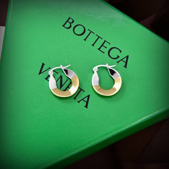 Bottega Venenta 新款bv耳环 金银拼色 与众不同的设计 个性十足 颠覆你对传统耳环的印象 使其魅力爆灯