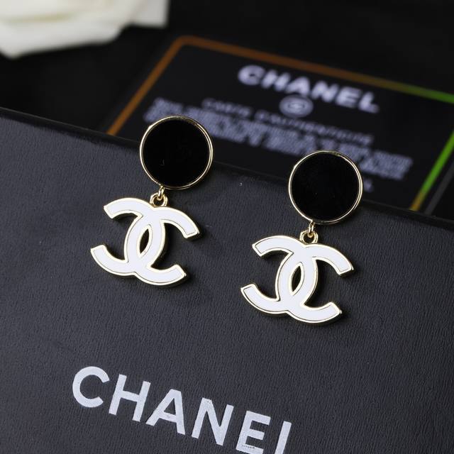 Chanel 小香 新品耳环 太好看了 新款耳环必备装饰美物 名媛气质 高雅配饰 原版一致黄铜材质