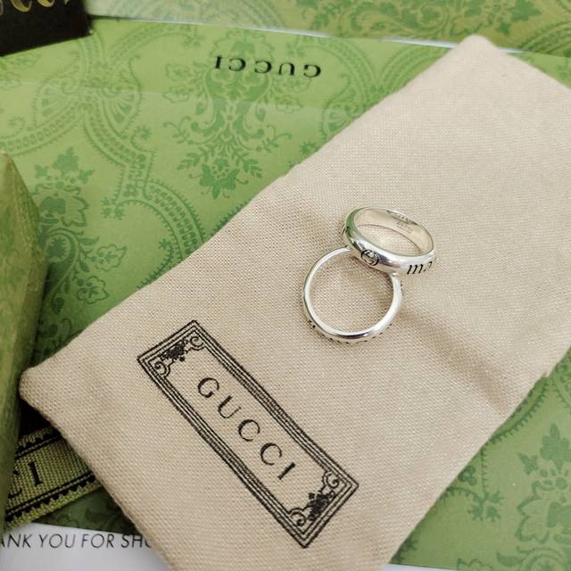 Gucci这款 Maison De L'Amou 窄版戒指 这款窄版刻花戒指是继花鸟戒指之后又一作品 匠心融入经典互扣式双g细节 Maison Dei'Amou