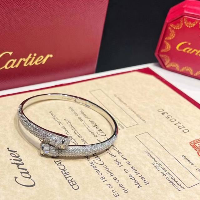 Cartier 卡地亚半圈满钻钉子手镯juste Un Clou系列独具创意 大胆而现代个性十足钉子设计 表面满镶上闪亮钻石....出口欧洲的老外订单....采