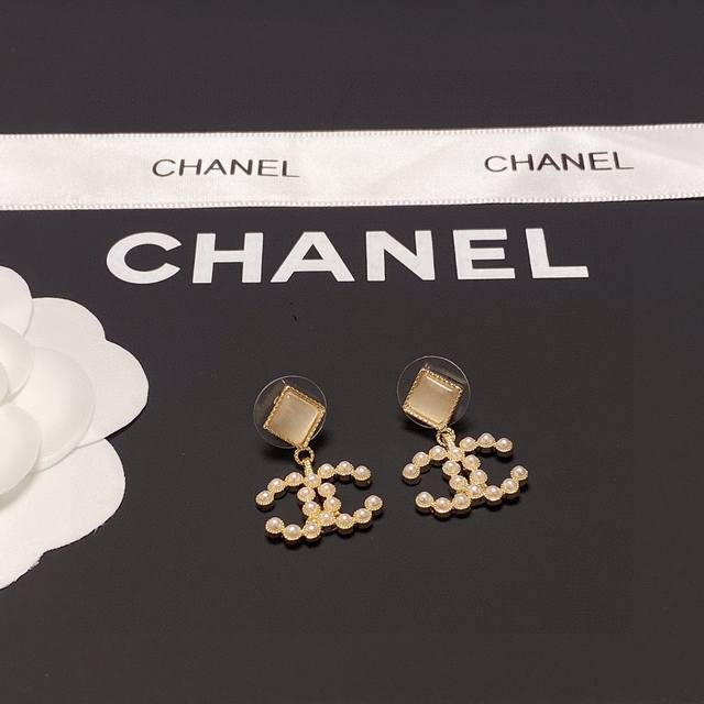 小香 Chanel 秋冬 系列 花辫花朵钻石 胸针 别有心机设计的一款 超级完美 时髦元素添加 花瓣片点缀