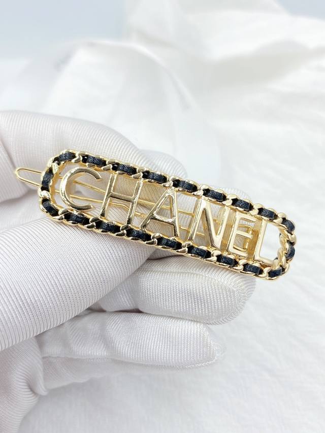 Chanel 小香皮革发夹 高端品质 专柜同材质 真正黄铜 离子电镀 独家实拍图做工精致细腻 重工版本 超级仙女唯美的一款 做工超级细心无漏洞 媲美zp买到就是