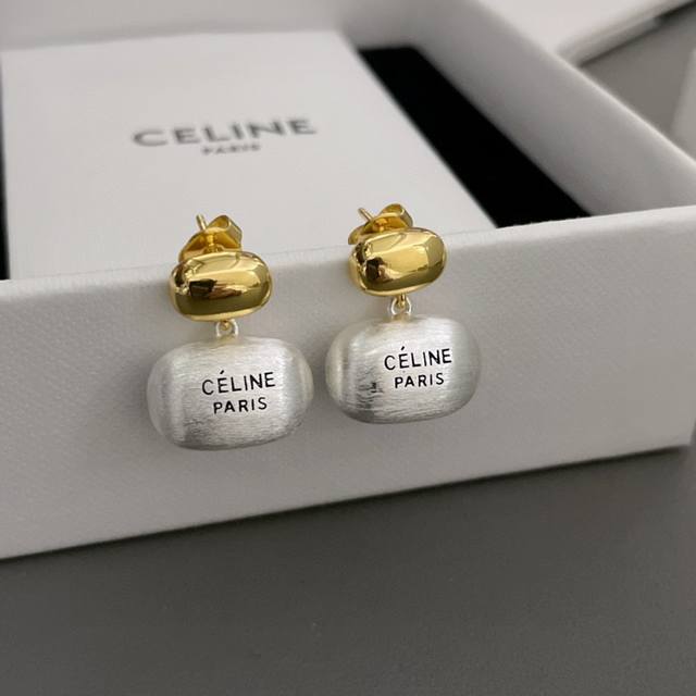 Celine塞林手工拉丝双珠字母耳钉时尚又简约 又很有创意的设计 手工拉丝纹路丝光质感非常仙 非常柔美 落落大方 因为极其简单的设计越是要做好 才有那种复古港风