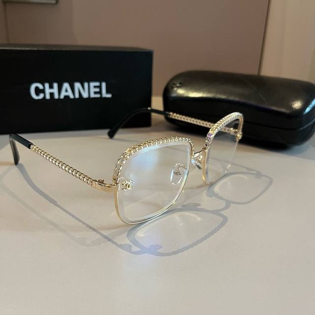 Chanel香奈儿太阳镜 真是爱了爱了 上脸那气场拿捏的死死,巨显脸小 眼镜大单一点也不重 镜腿幅度设计的刚刚好 佩戴轻盈舒适