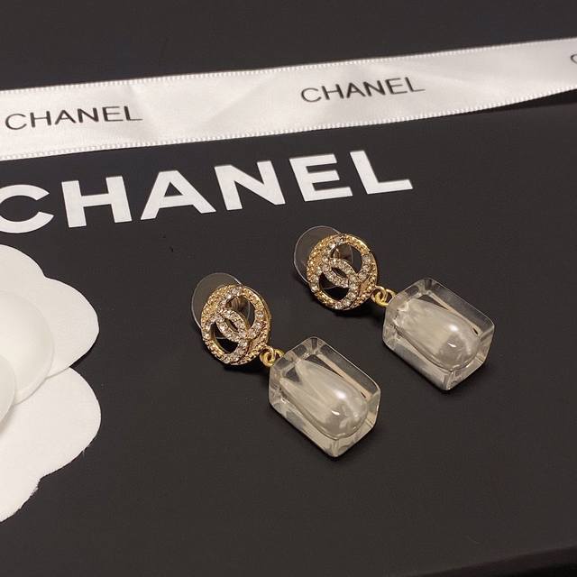 Chanel 小香 2021早秋新品 亚克力透明方形小香耳钉 甜美气质高雅 原版一致黄铜材质搭配s925纯银针 气质优雅耳环