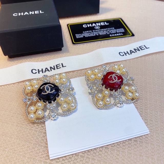 Chanel爆款 珍珠水钻胸针 又是一款炙手可热的热卖单品 新款复古系列胸针 设计饱满有质感 自留款