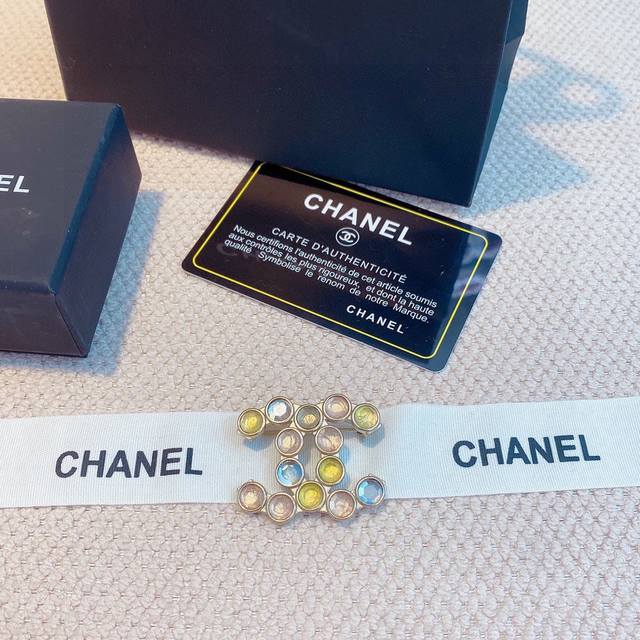 Chanel小香 专柜新款同步上新香奈儿胸针 是最懂女人的饰物 那些倾注了全部心血去做自己的女人 往往更珍惜胸针的意义 香奈儿女士把胸针别在帽子上 并告诉那些模