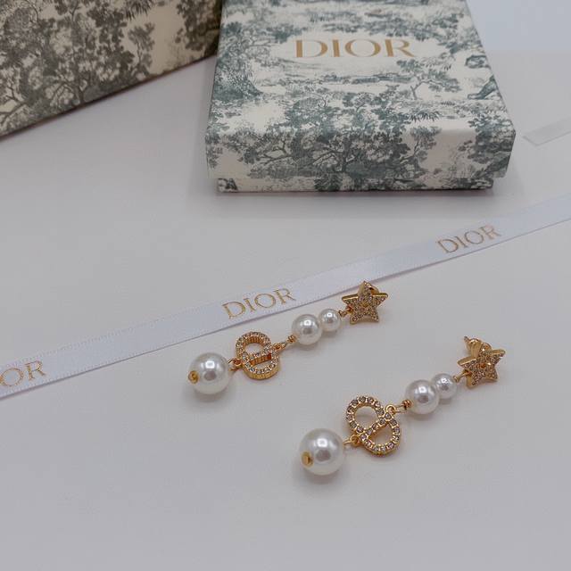 Dior迪奥新款cd珍珠星星耳环耳钉五角星镶钻搭配珍珠完美结合 上耳非常气质高雅