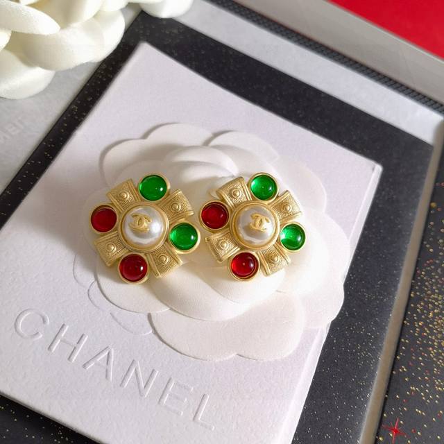 Chanel这款设计超级喜欢 香奈儿的施华洛三色彩钻彩宝珍珠字母耳钉耳环 首饰 三色彩宝叠加形成 花形字母真的美 也是最有魅力哦专柜原版logo字印 超好搭 日