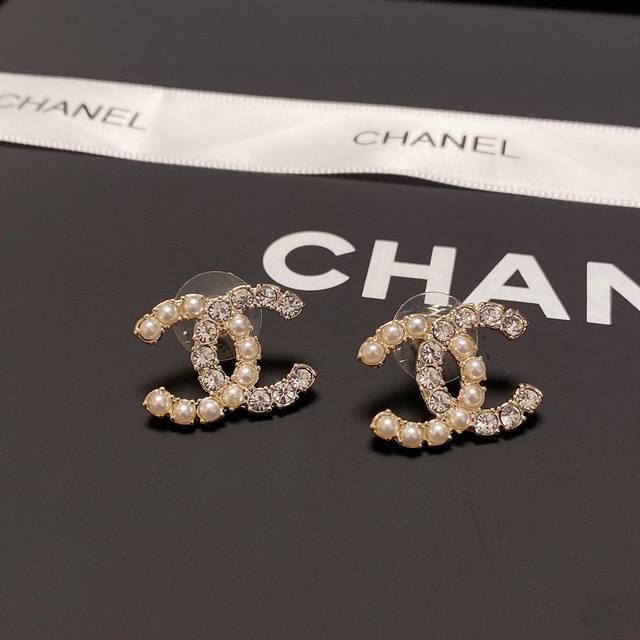 Chanel新款香奈儿珍珠搭配钻耳钉 热销款 市面最高版本专柜1:1款式开模 925纯银针 专柜原版黄铜金材质