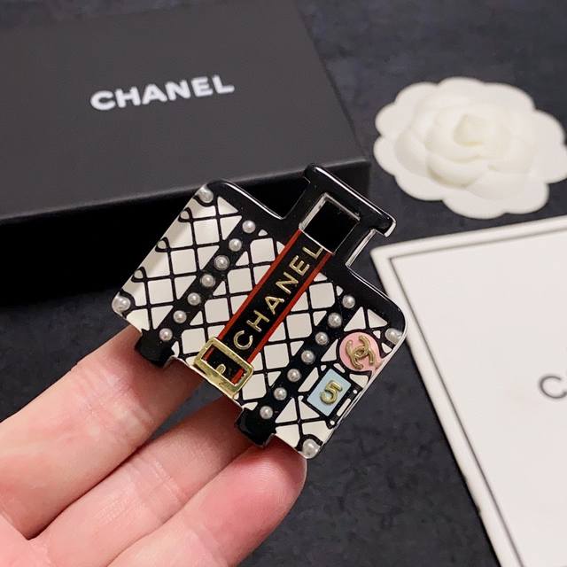 Chanel小香 专柜新款香水瓶高品质进口亚克力香奈儿胸针 是最懂女人的饰物 那些倾注了全部心血去做自己的女人 往往更珍惜胸针的意义 香奈儿女士把胸针别在帽子上