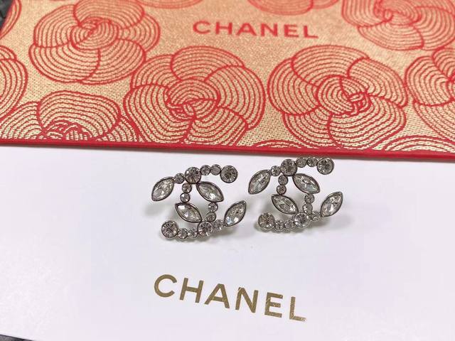 Chanel香奈儿 中古 字母 耳钉小香家的款式真心无需多介绍每一款都超好看 精致大方 非常显气质.