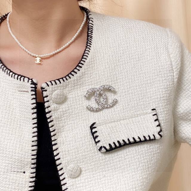Chanel小香 专柜新款珍珠钻香奈儿胸针 是最懂女人的饰物 那些倾注了全部心血去做自己的女人 往往更珍惜胸针的意义 香奈儿女士把胸针别在帽子上 并告诉那些模仿