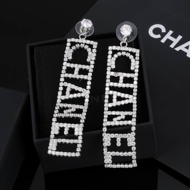Chanel 小香 经典 字母精致 耳钉 耳环 高端定制 纯银针 原单品质 一比一工艺 缀以品 牌字母元素的设计质感极好 大方得体 炒鸡百搭 耳钉