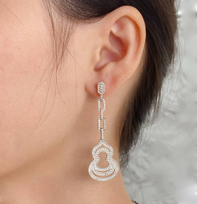 Qeelin 麒麟三圈葫芦耳环 原版字印一比一 Qeelin麒麟珠宝 葫芦 系列代表着幸运和财富 凸显高级珠宝的灵魂 均化身为现代人的时尚护身符 原版复刻 镶嵌