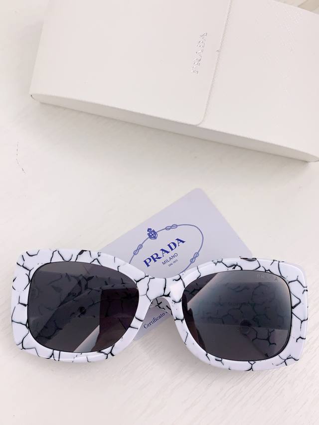 Prada 超强立体感 新一季的暗黑风设计超酷 王炸搭配 条纹色 Prada Opr08S Size:54-21-