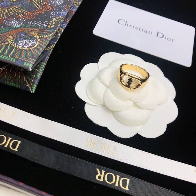Dior迪奥 新款 Cd戒指 现货即发 爆款随时断时尚造型设计 很漂亮 专柜材质