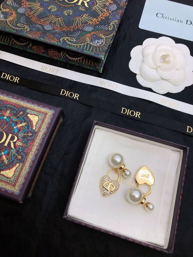 Dior迪奥 爱心新款 Cd金属耳环 现货即发 爆款随时断时尚造型设计 很漂亮 专柜材质