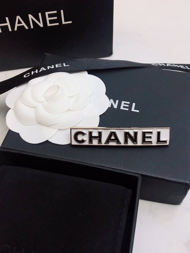 Chanel小香 专柜最新款同步上新香奈儿最新款胸针 胸针 是最懂女人的饰物 那些倾注了全部心血去做自己的女人 往往更珍惜胸针的意义 香奈儿女士把胸针别在帽子上