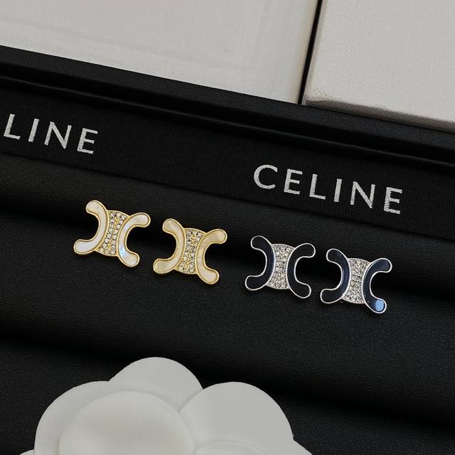 Celine赛琳螺旋门元素 耳钉 赛琳已经自成一股流行元素 持续为女性诠释优雅 创造时尚 Celine家珍珠的饰品风格绝对代表了一种新的生活方式 就像此款耳环