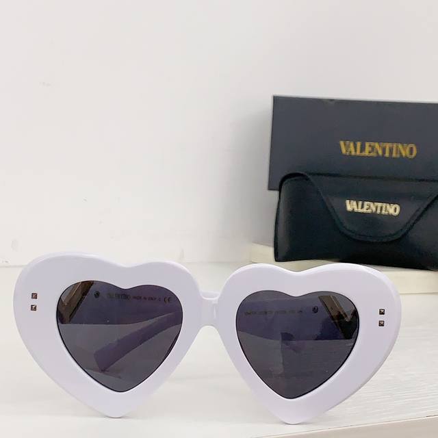 Valentino 华伦天奴 全新七夕限定系列 今年全是爱心元素太爱了 爱心包配上爱心眼镜 简直不要太可爱 Size 48口20 Model Va 4