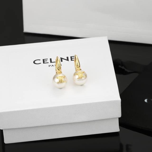 Celine 新款珍珠耳钉 与众不同的设计 个性十足 颠覆你对传统耳环的印象 使其魅力爆灯