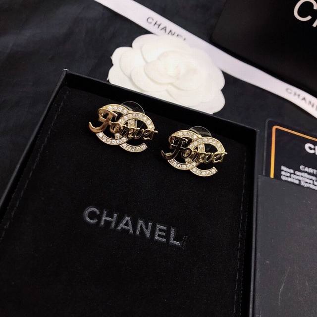 Chanel香奈儿 最新款耳钉 热销款 市面最高版本 专柜1:1款式开模 专柜原版黄铜材质.小香经典logo香奈儿女神必备