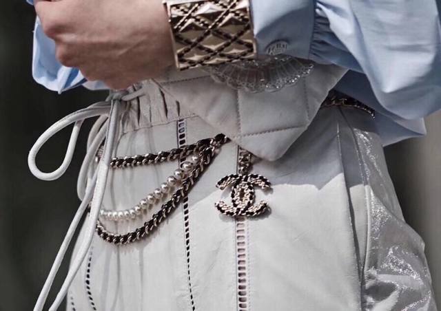 Chanel 香奈儿 黑皮腰链 绝对美爆 字母链条腰带 作为装饰腰带 采用最经典的logo和字母设计 采用穿皮设计