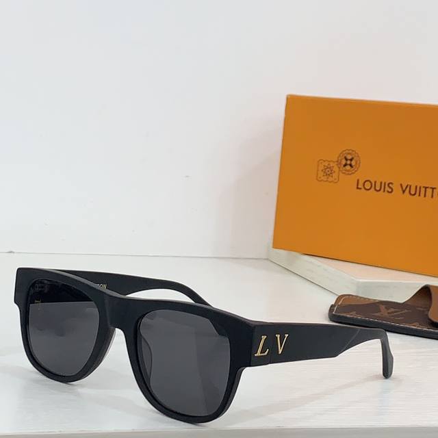 Louis Vuitto* Model Z1344E Size 52口22-