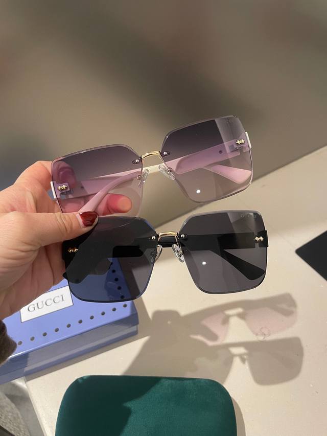Gucci 偏光系列 2024新款偏光太阳镜 款式多 经典的方框设计 不挑脸型 无论搭配大衣还是连衣裙都非常显气质 偏光镜片预防紫外线配5191