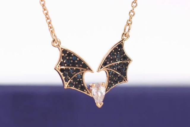 施华洛世奇swarovski 神秘黑色蝙蝠 锁骨项链 雅致月亮华丽的蝙蝠点缀,环绕颈间的神秘魅力，这款时尚抢眼的蝙蝠项链,缀有半轮新月和象征幸运的蝙蝠装饰,为秋