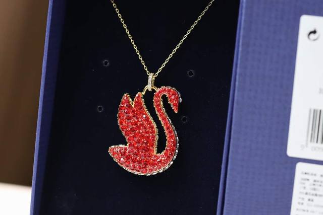 Swarovski Iconic Swan 双面满钻 红天鹅抽拉式项链 这款中国新年坠链以吉利的红色仿水晶密镶设计搭配镀金色饰链，为您的风格增添一抹耀动的丰茂，