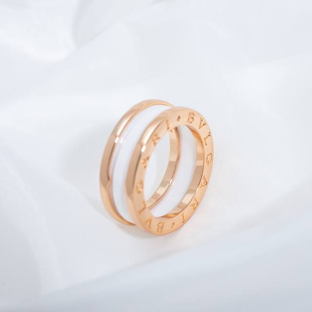 尺寸5678910美号 经典必入陶瓷戒指。窄&黑白陶瓷戒指｜ B.Zero1戒指的灵感来源于罗马斗兽场，戒指匠心独具，大胆的融合了各种材料，独特纯粹的螺旋造型，