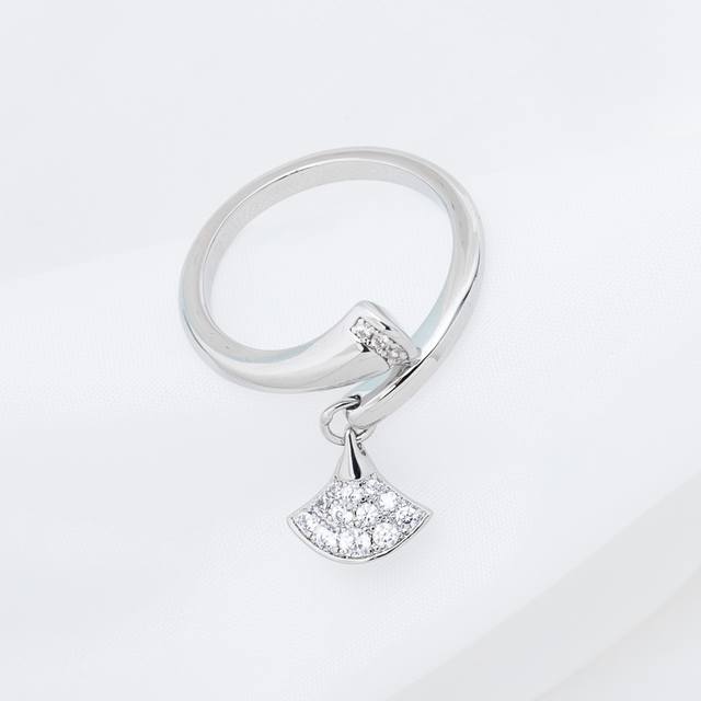 5678美号 Divas' Dream 系列戒指 我们叫它“裙摆戒指”簡直好看瘋了非常顯手白 覺得可能還是這款更好搭衣服 标志性的 扇形 图案为设计主题，通过钻
