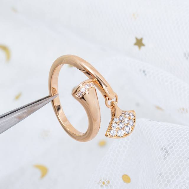 5678美号 Divas' Dream 系列戒指 我们叫它“裙摆戒指”簡直好看瘋了非常顯手白 覺得可能還是這款更好搭衣服 标志性的 扇形 图案为设计主题，通过钻