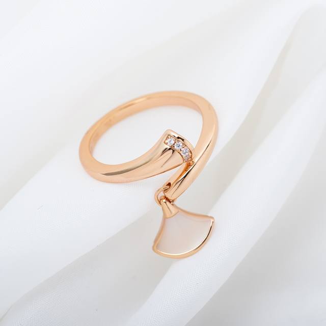 5678美号 Divas' Dream 系列玫瑰金戒指 我们叫它“裙摆戒指”簡直好看瘋了非常顯手白 覺得可能還是這款更好搭衣服 标志性的 扇形 图案为设计主题，