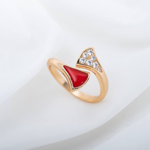 戒指尺寸5678美号 Divas' Dream系列小号戒指，饰以密镶钻和天然石，气质优雅，光芒璀璨。魅力四射的精致戒指，从罗马卡拉卡拉.大浴场的马赛克装饰中汲取