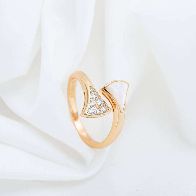 戒指尺寸5678美号 Divas' Dream系列小号戒指，饰以密镶钻和天然石，气质优雅，光芒璀璨。魅力四射的精致戒指，从罗马卡拉卡拉.大浴场的马赛克装饰中汲取